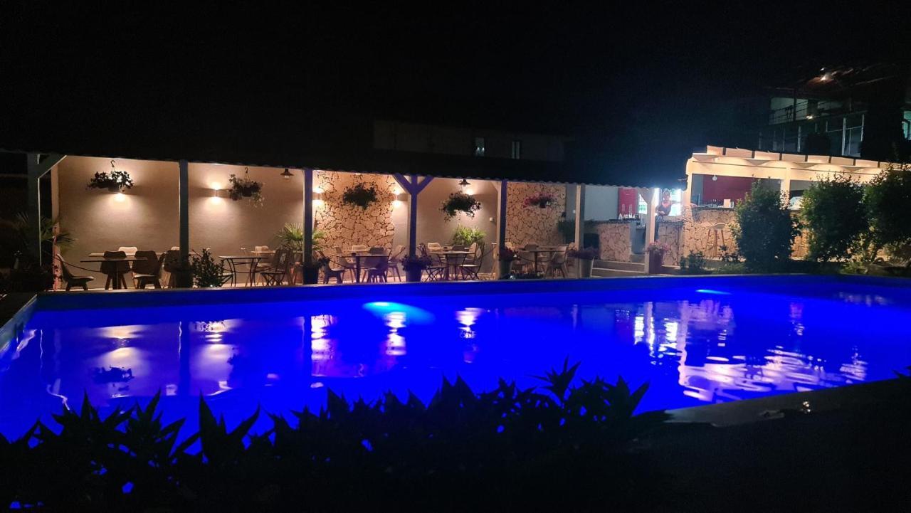 Hotel Casa Wanted Orszowa Zewnętrze zdjęcie