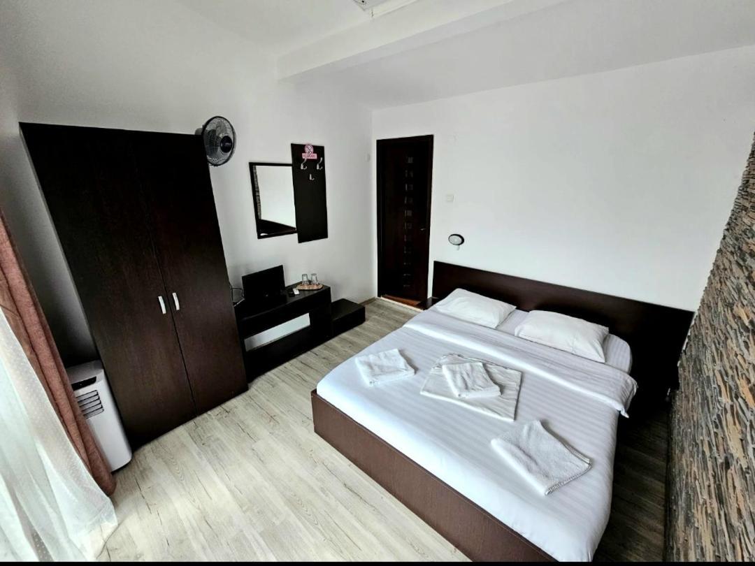 Hotel Casa Wanted Orszowa Zewnętrze zdjęcie